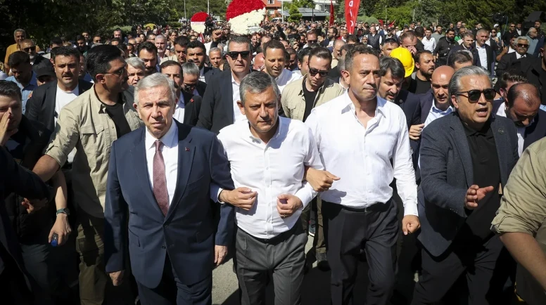 Özgür Özel ve Ekibi İYİ Parti'ye Geçiş Yapacak