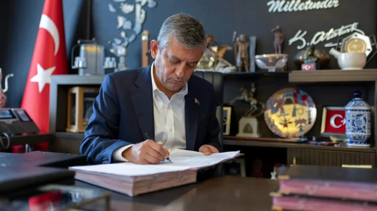 Özel ve 90 Milletvekili İstifa Etti