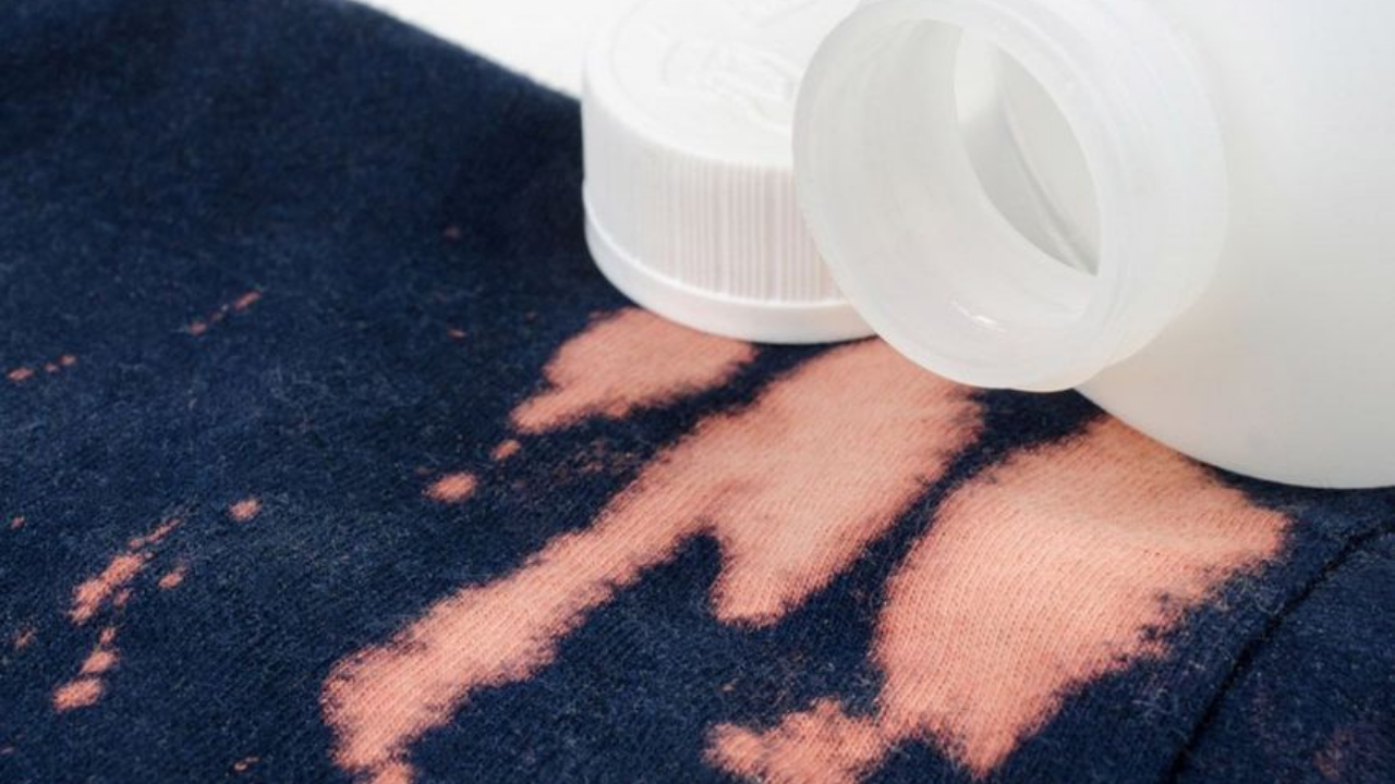 Çamaşır Suyu Kabusuna Son! Artık Çamaşır Suyu Bulaşmış Kıyafetleri Çöpe Atmaya Gerek Yok!