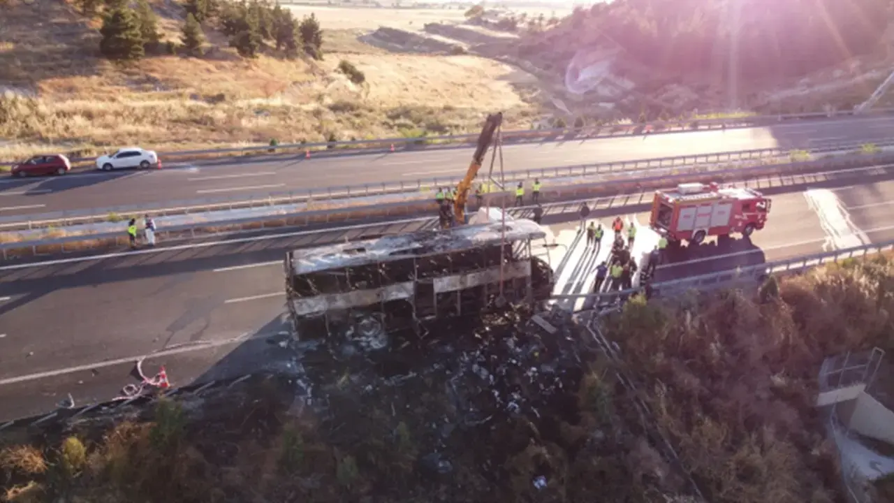 Denizli'de Trafik Kazasında Yolcu Otobüsü Yandı: 1'i Bebek 8 Kişi Öldü