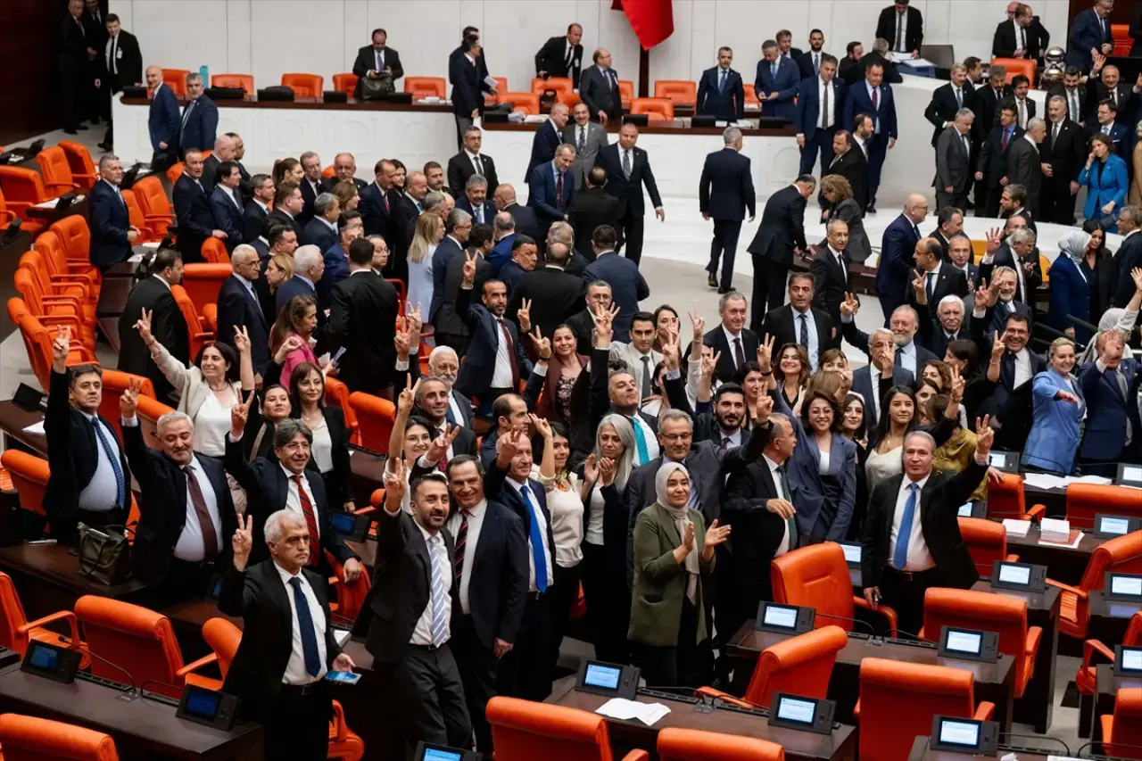 Ümit Özdağ'dan Zafer İşareti Tepkisi