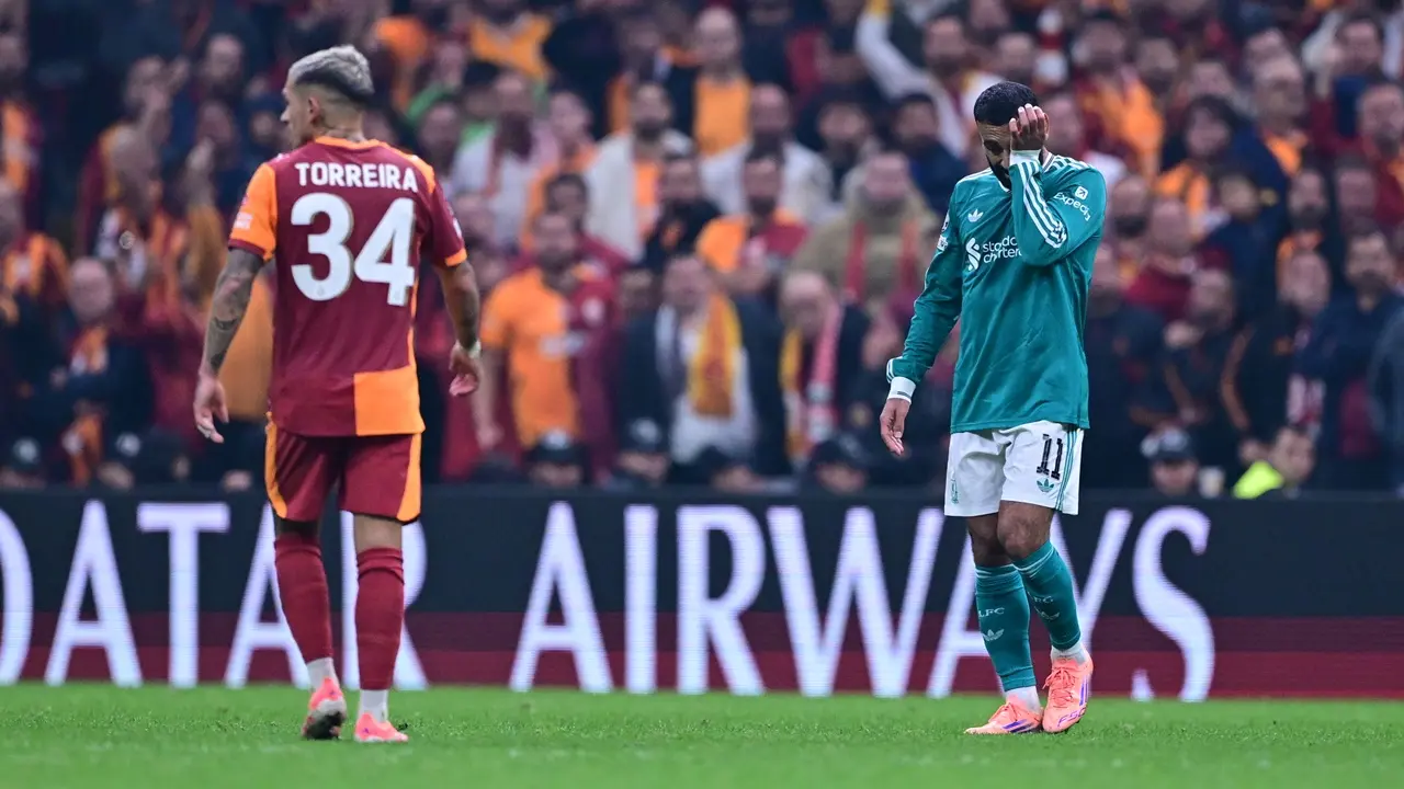 Liverpool oyuncusu Mohamed Salah (sağda), maç sonunda üzüntü yaşadı.