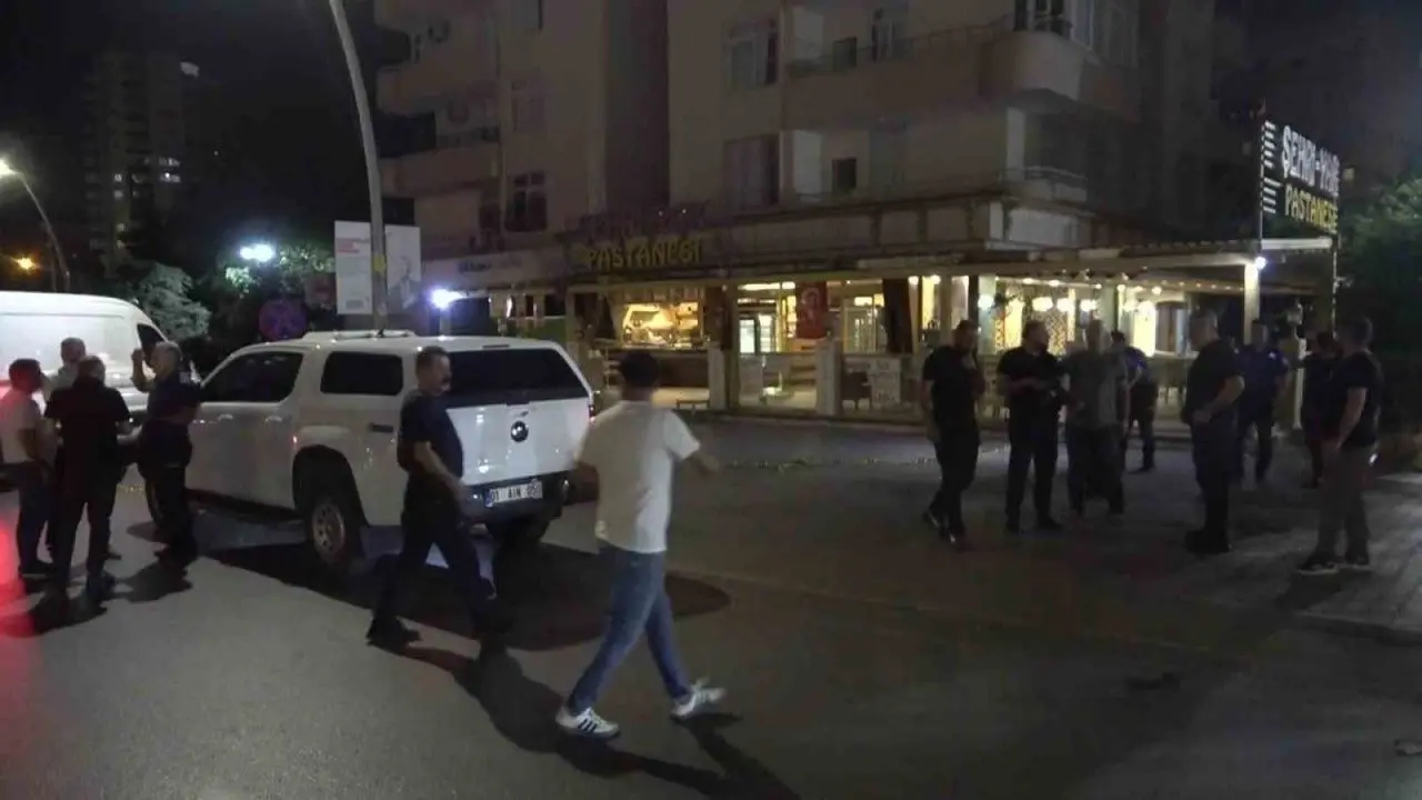 Adana'da Pastaneye Pimi Çekilmemiş El Bombası Atıldı