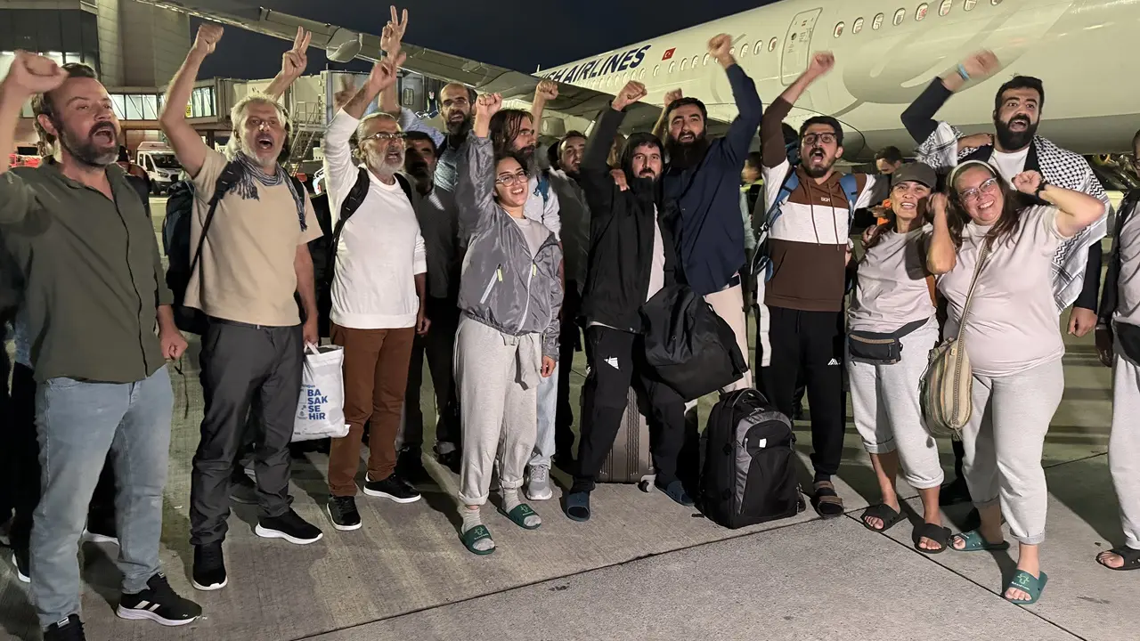 İsrail'in Alıkoyduğu 15 Türk Vatandaşı Daha Türkiye’ye Getirildi