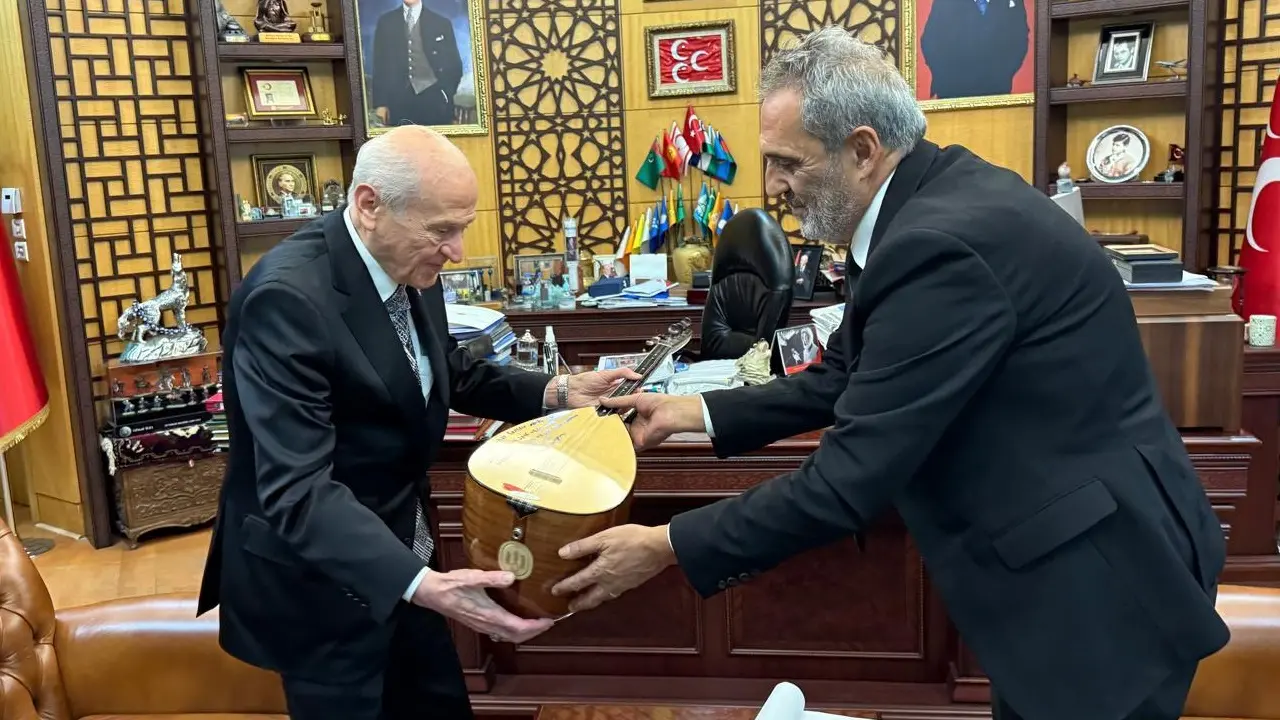 Yavuz Bingöl Bağlamasını Devlet Bahçeli’ye Hediye Etti
