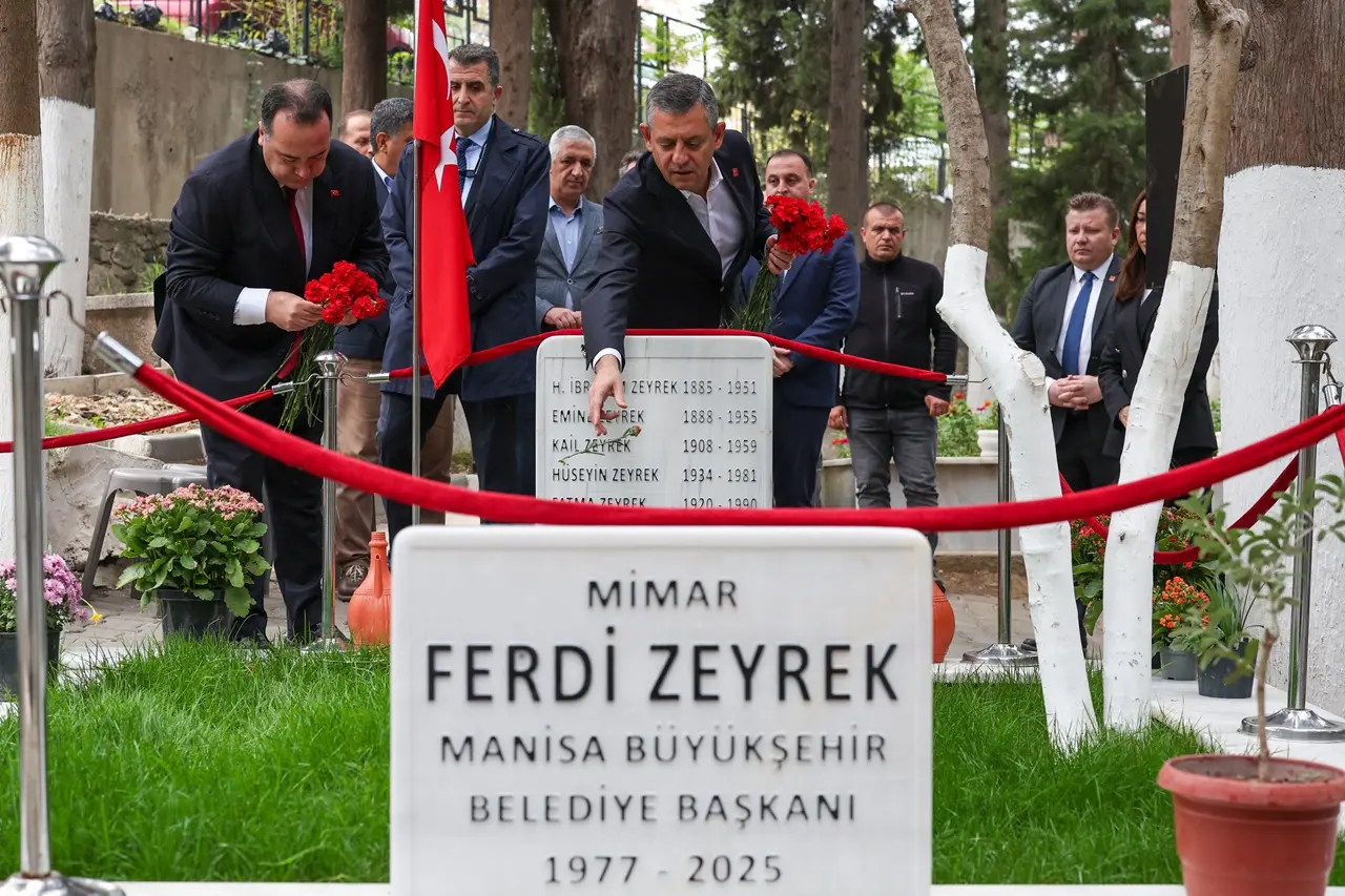Özgür Özel Ferdi Zeyrek'in Kabrini Ziyaret Etti