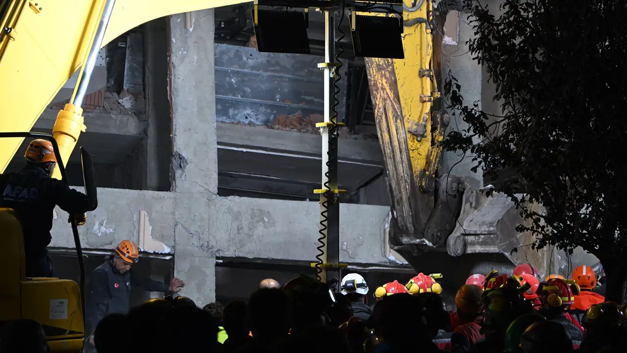 7 Katlı Binanın Enkazında Arama Kurtarma Çalışmaları Sürüyor