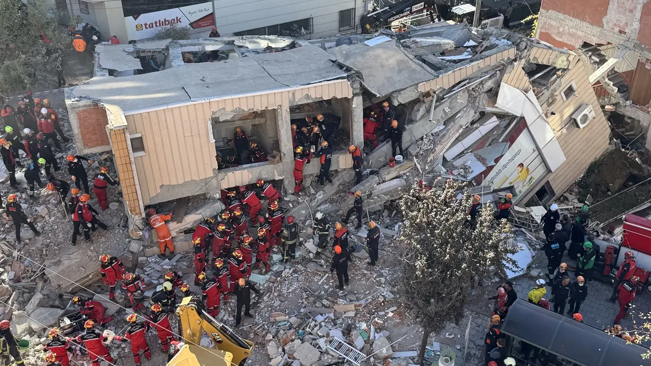 Gebze'de Yıkılan Bina Aile Mezarına Döndü