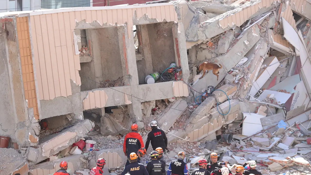 Gebze'de Yıkılan Bina Aile Mezarına Döndü