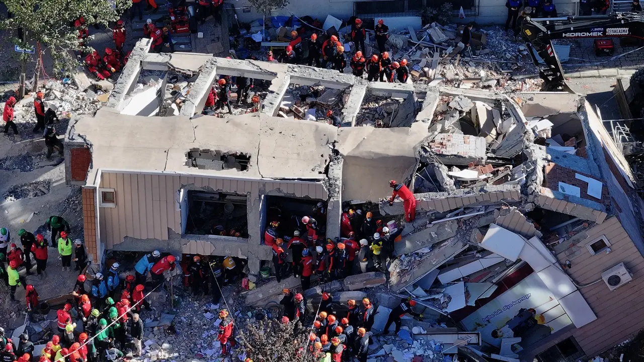 Gebze'de Yıkılan Bina Aile Mezarına Döndü