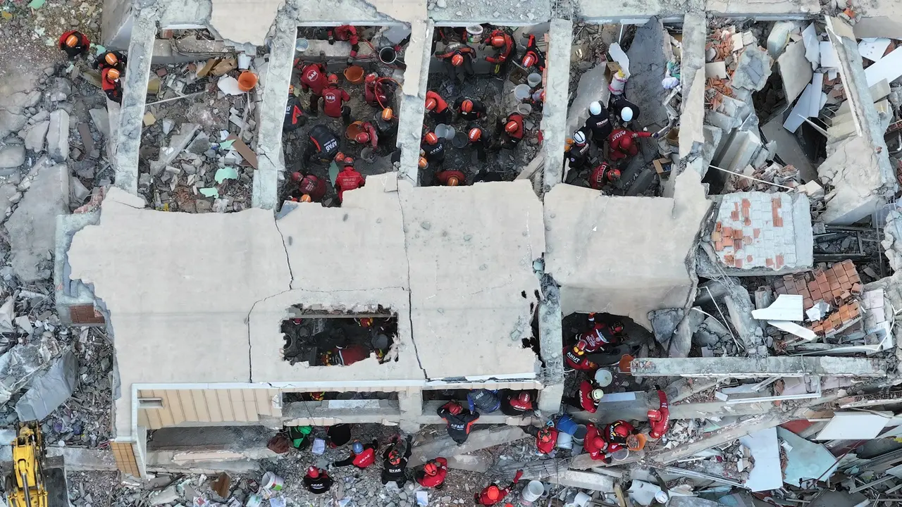 Gebze'de Yıkılan Bina Aile Mezarına Döndü