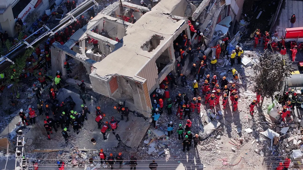 Gebze'de Yıkılan Bina Aile Mezarına Döndü