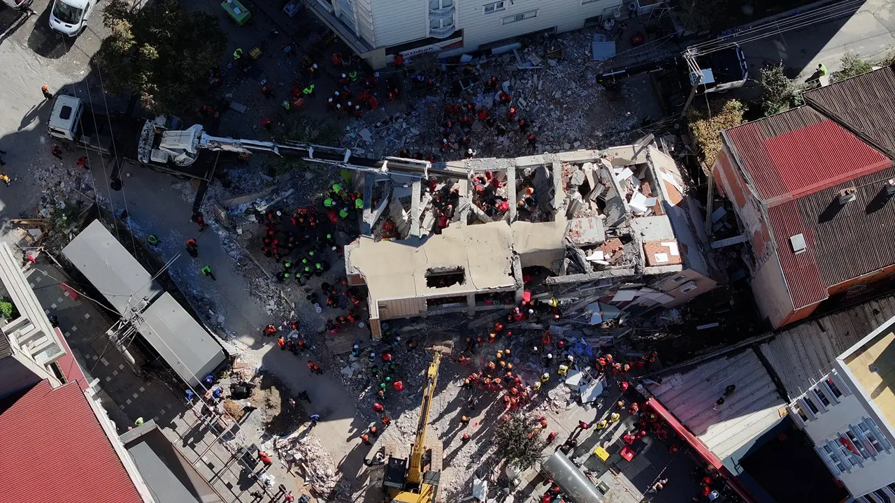 Gebze'de Yıkılan Bina Aile Mezarına Döndü