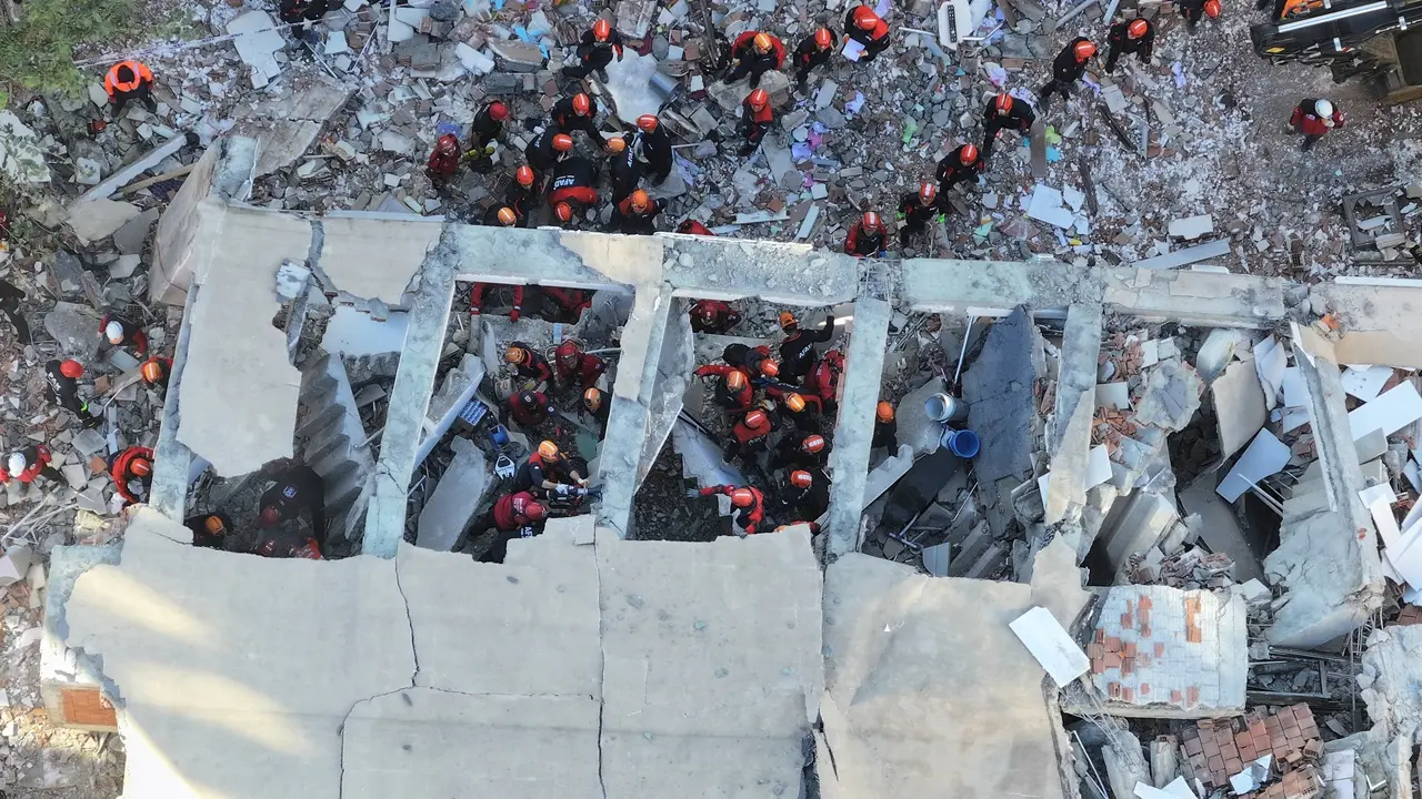 Gebze'de Yıkılan Bina Aile Mezarına Döndü