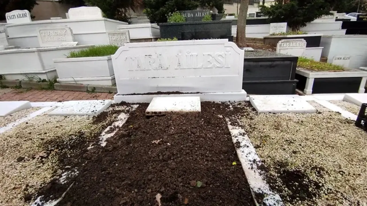 Şarık Tara mezarı