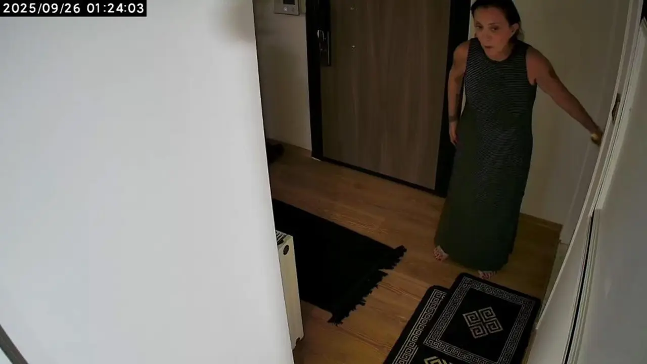 Şarkıcı Güllü'nün Kızı ve Arkadaşı Valizlerle Kaçarken Yakalandı