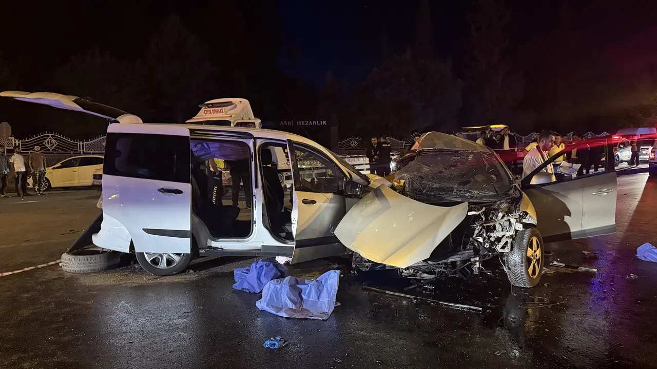 gaziantep'te İki Araç Kafa Kafaya Girdi
