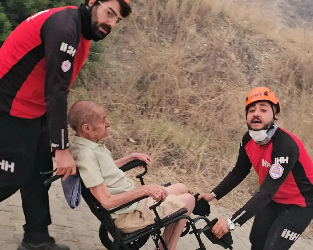  İHH Arama Kurtarma Ekibi, Seferihisar'daki Yangında Evi Yanan Engelli Kişiyi Kurtardı