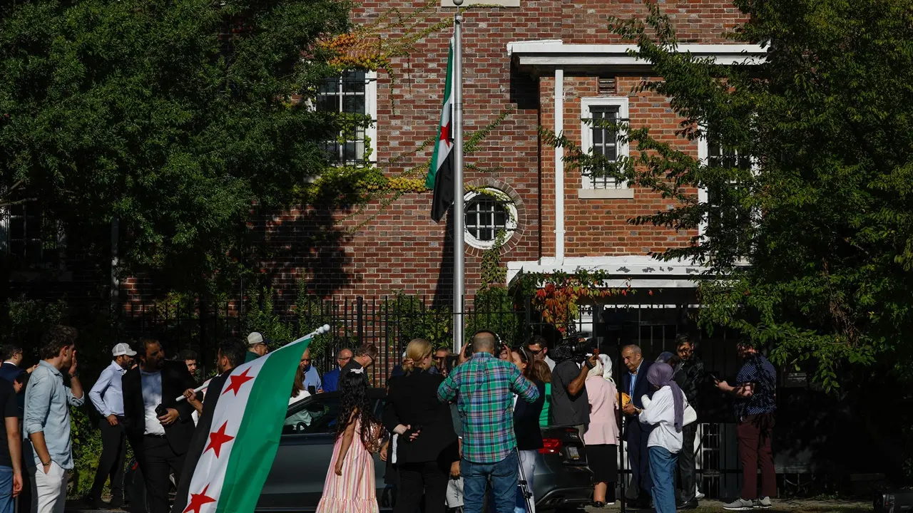 Suriye Bayrağı, Washington’da Göndere Çekildi