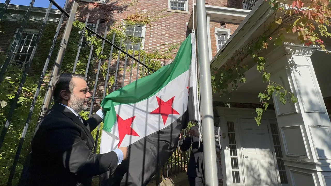 Suriye Bayrağı, Washington’daki Büyükelçilikte Göndere Çekildi