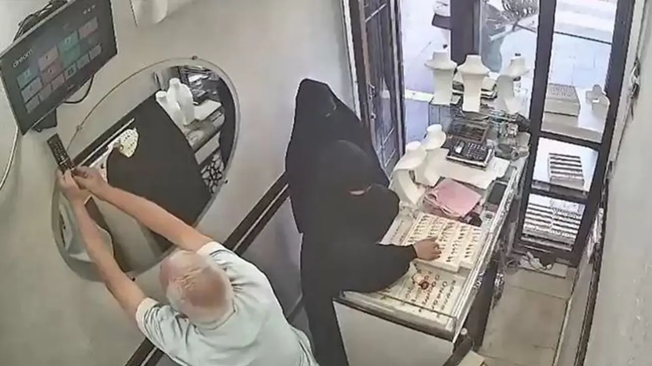 Kaşla Göz Arasında 2.5 Kilo Altını Çaldılar
