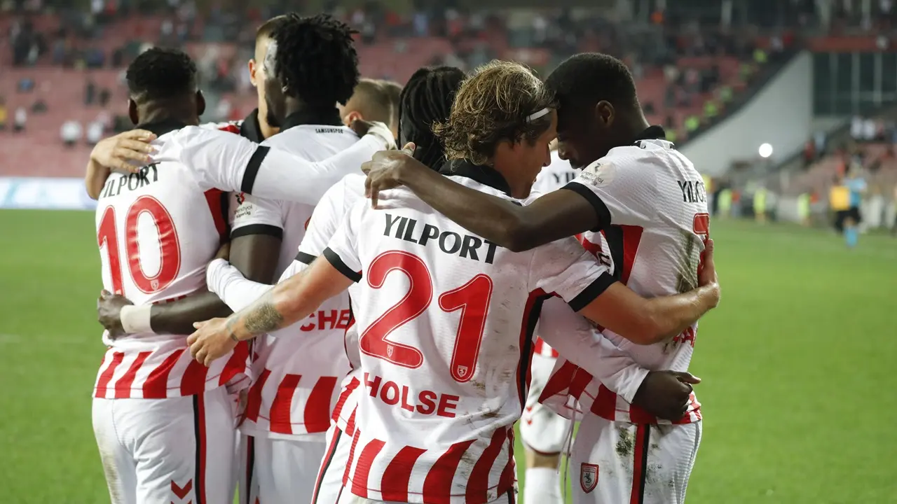 Samsunsporlu oyuncular gol sevinci yaşadı.