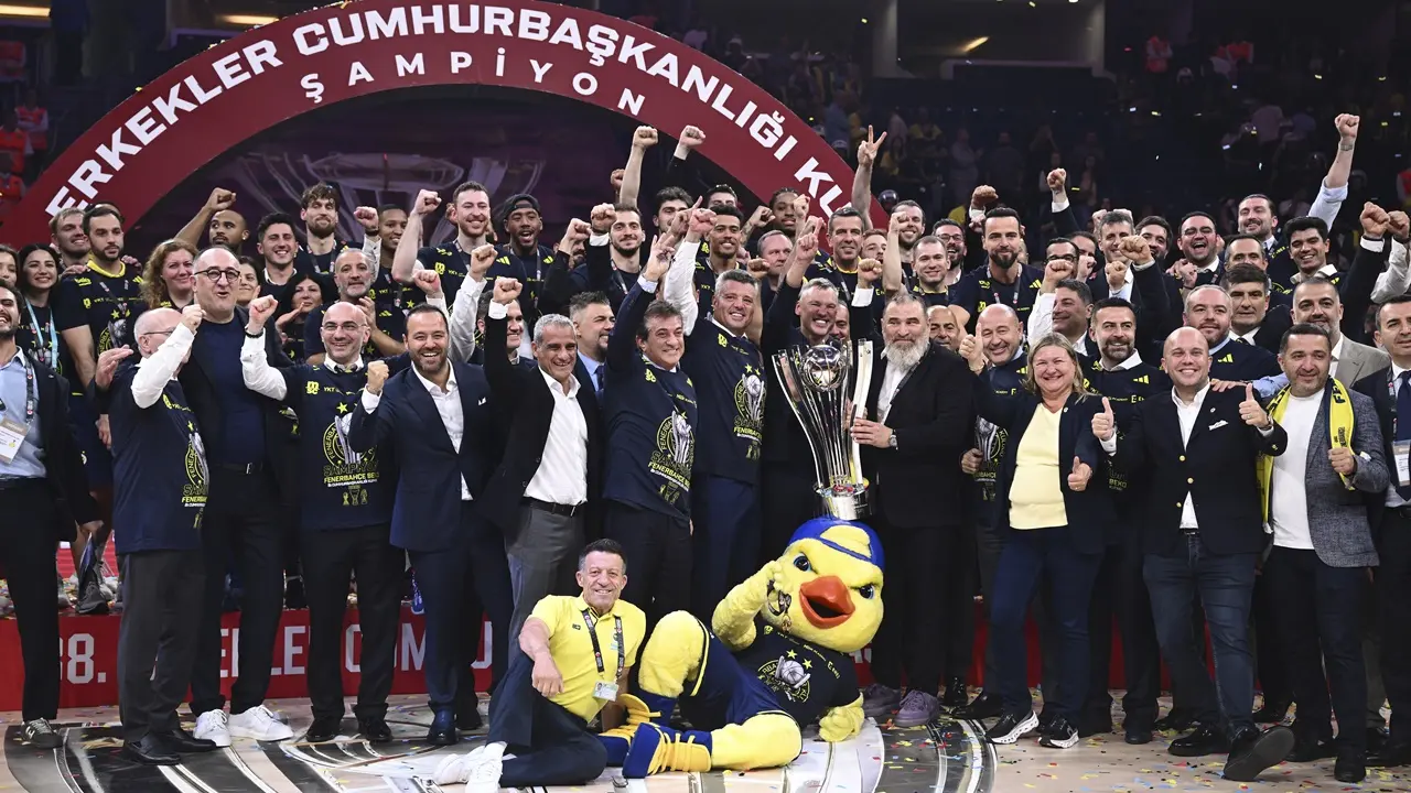 Fenerbahçe Beko Kupasını Aldı