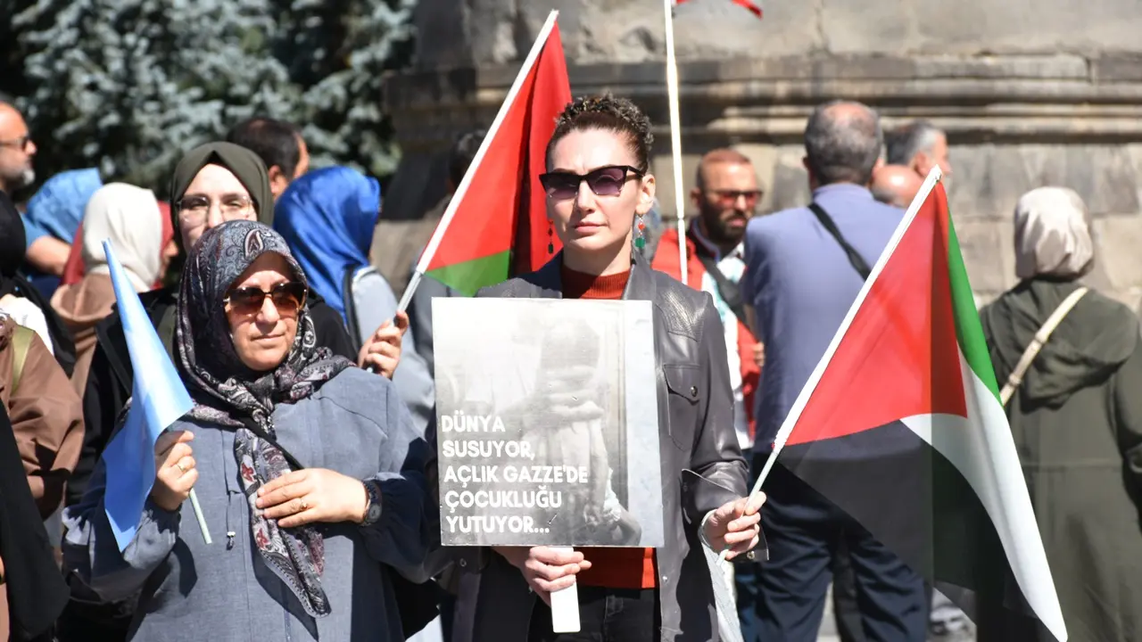Erzurum'da Sağlık Çalışanları 98 Haftadır Gazze İçin Yürüyor