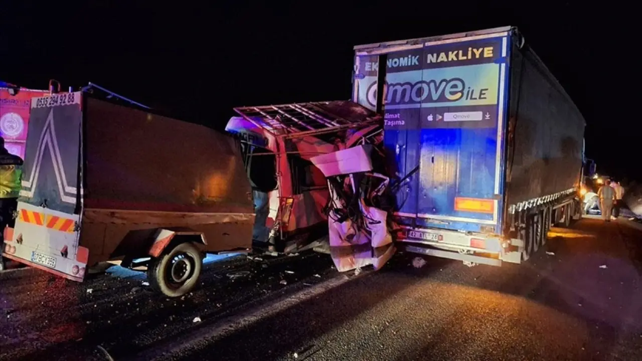 Mersin'de Tarım İşçilerini Taşıyan Minibüsün Tıra Çarptığı Kazada 3 Kişi Öldü, 16 Kişi Yaralandı