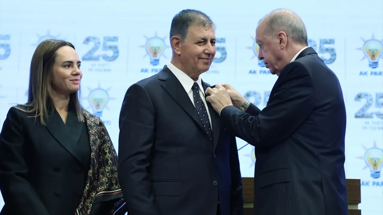 Cemil Tugay'a Rozetini Erdoğan Taktı