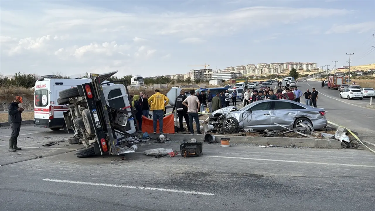 MHP Milletvekili Karakoç'un Bulunduğu Konvoyda Kaza 1 Ölü, 7 Yaralı