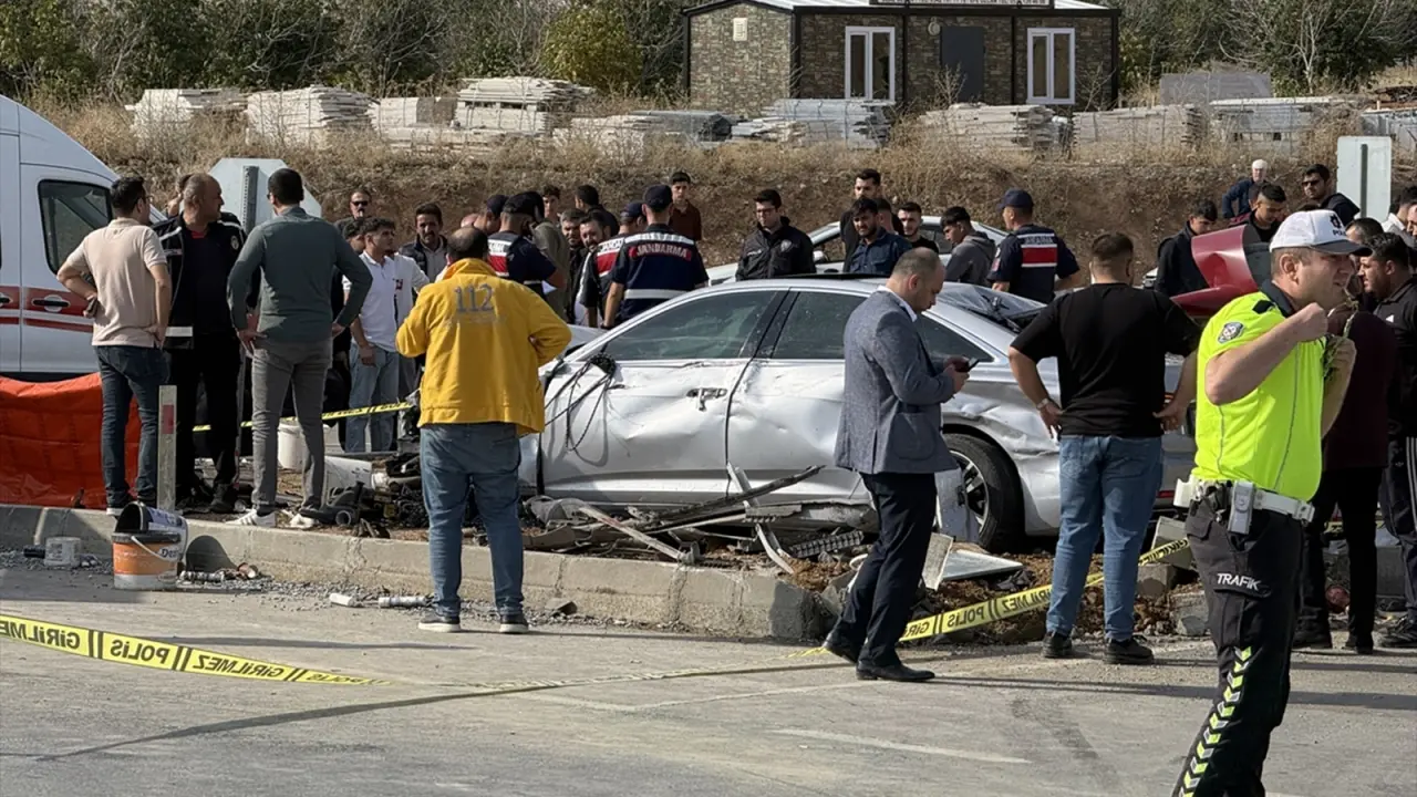 MHP Milletvekili Karakoç'un Bulunduğu Konvoyda Kaza 1 Ölü, 7 Yaralı