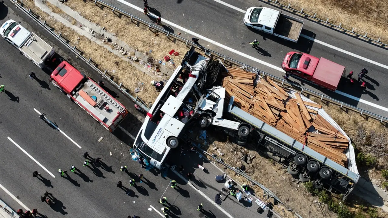 Manisa'da Otobüs ile TIR Çarpıştı