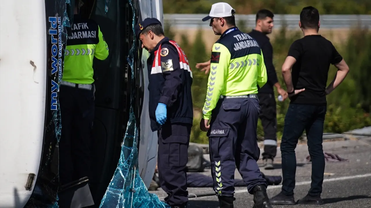 Manisa'da Otobüs ile TIR Çarpıştı