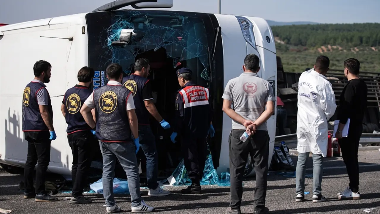 Manisa'da Otobüs ile TIR Çarpıştı