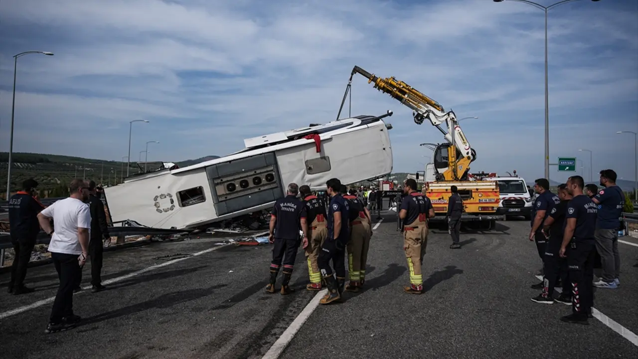 Manisa'da Otobüs ile TIR Çarpıştı