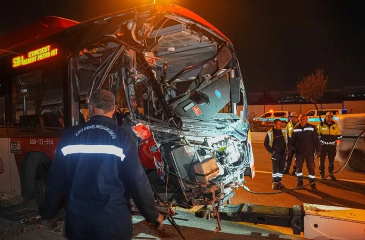 Ankara'da EGO Otobüsü Üst Geçide Çarptı