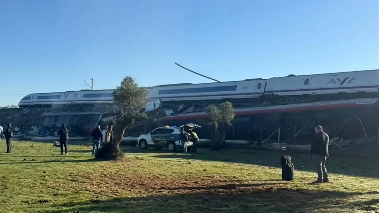 İki Hızlı Tren Kafa Kafaya Çarpıştı Onlarca Ölü Var