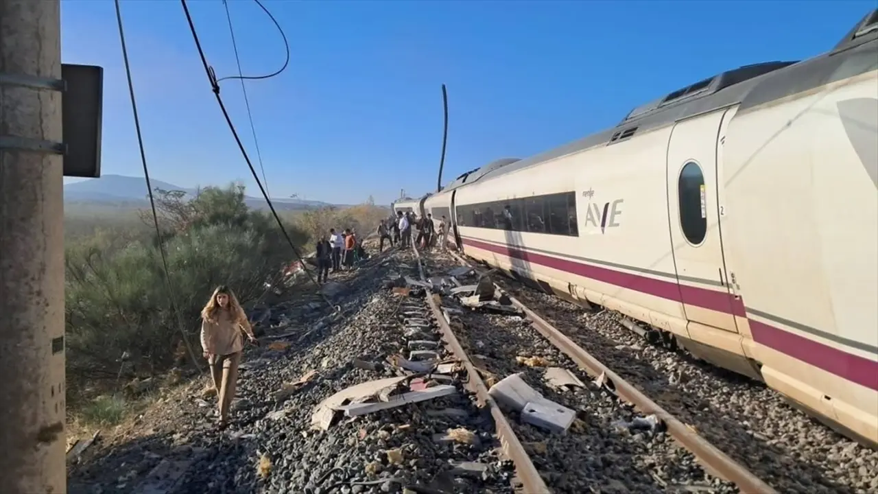 İki Hızlı Tren Kafa Kafaya Çarpıştı Onlarca Ölü Var