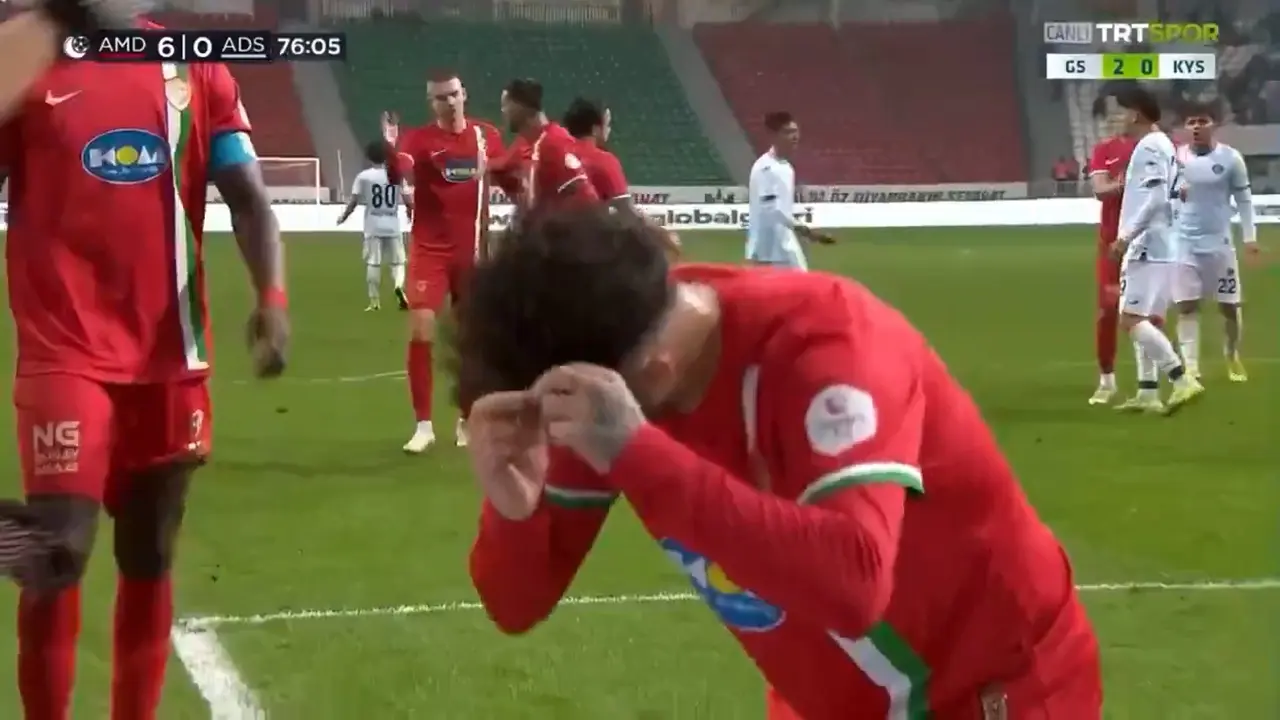 7-0 Biten Maçta Amedsporlu Futbolcu Çekdar Orhan Saçlarını Ördü