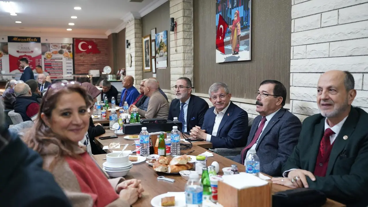 Ahmet Davutoğlu İlk İftarını Emeklilerle Açtı