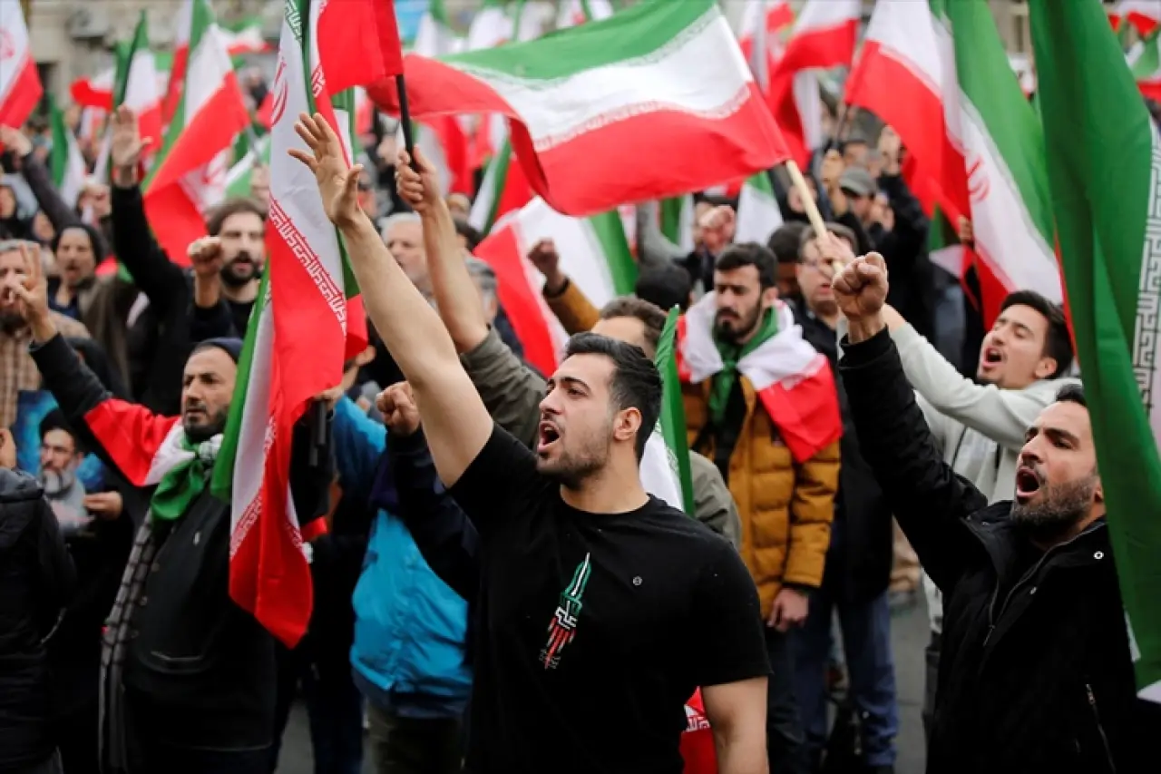 İranlılar, ABD-İsrail'in saldırılarını protesto ediyor