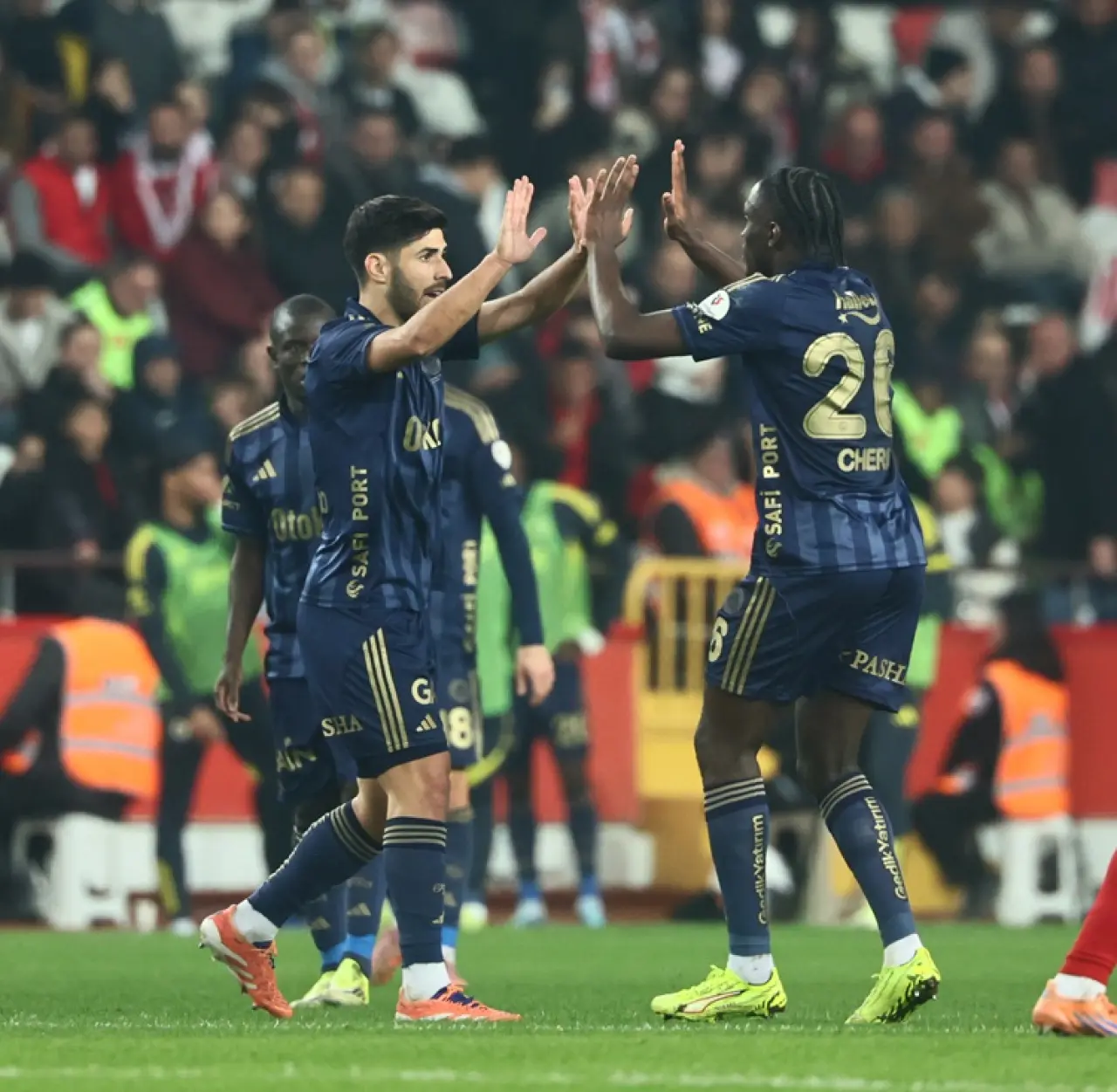 Fenerbahçe Antalya'da Puanları Paylaştı: Zirve Yarışında Fark Açılıyor