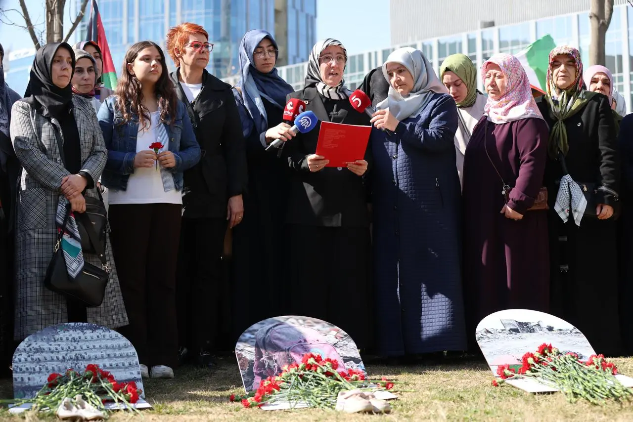 175 Karanfil İle ABD’nin Katlettiği Kız Çocuklarını Andılar