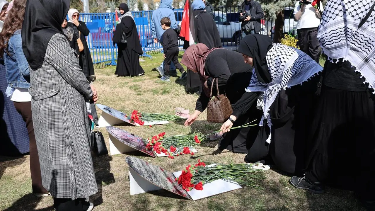 175 Karanfil İle ABD’nin Katlettiği Kız Çocuklarını Andılar