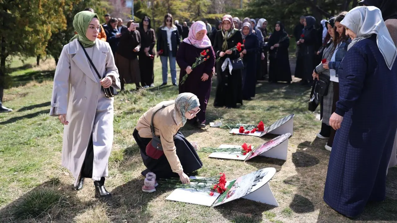 175 Karanfil İle ABD’nin Katlettiği Kız Çocuklarını Andılar