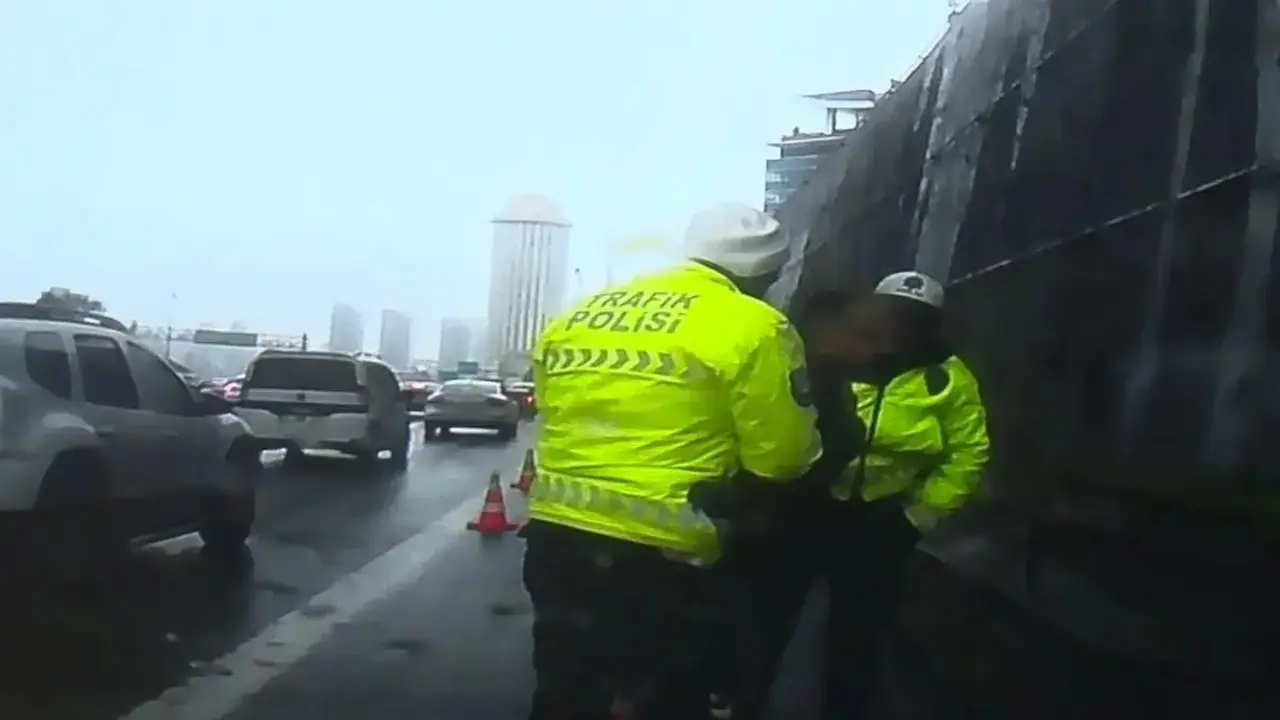 Trafikteyken Boğazına Şeker Kaçan Sürücü Kornaya Basıp Yardım İstedi