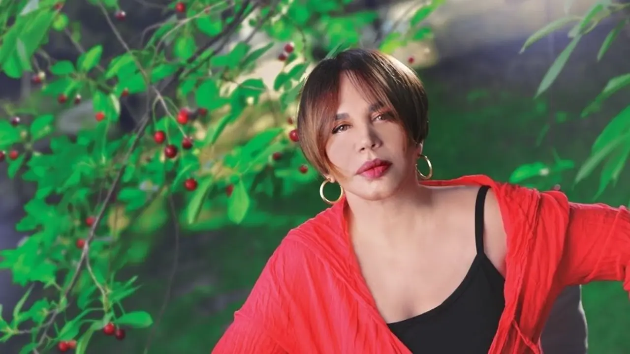 Fransız Komünist Partisi'nden Seçim Zaferi Kutlamasında Sezen Aksu Sürprizi