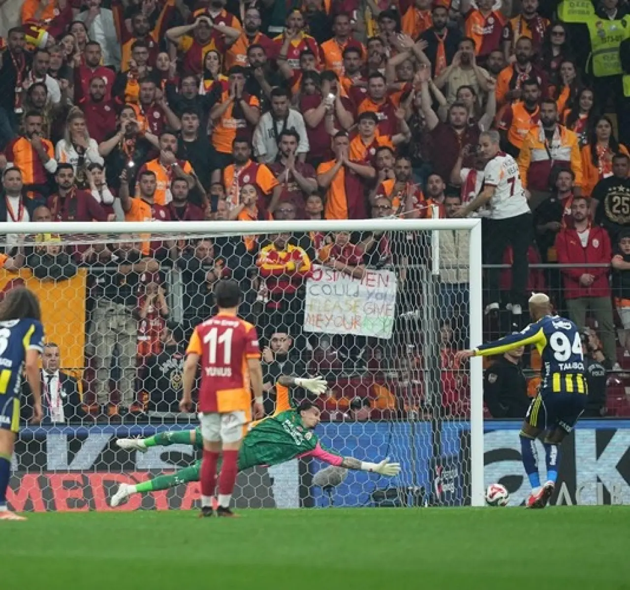 Anderson Talisca penaltı atışını kaleci Uğurcan Çakır'ın solundan auta gönderdi