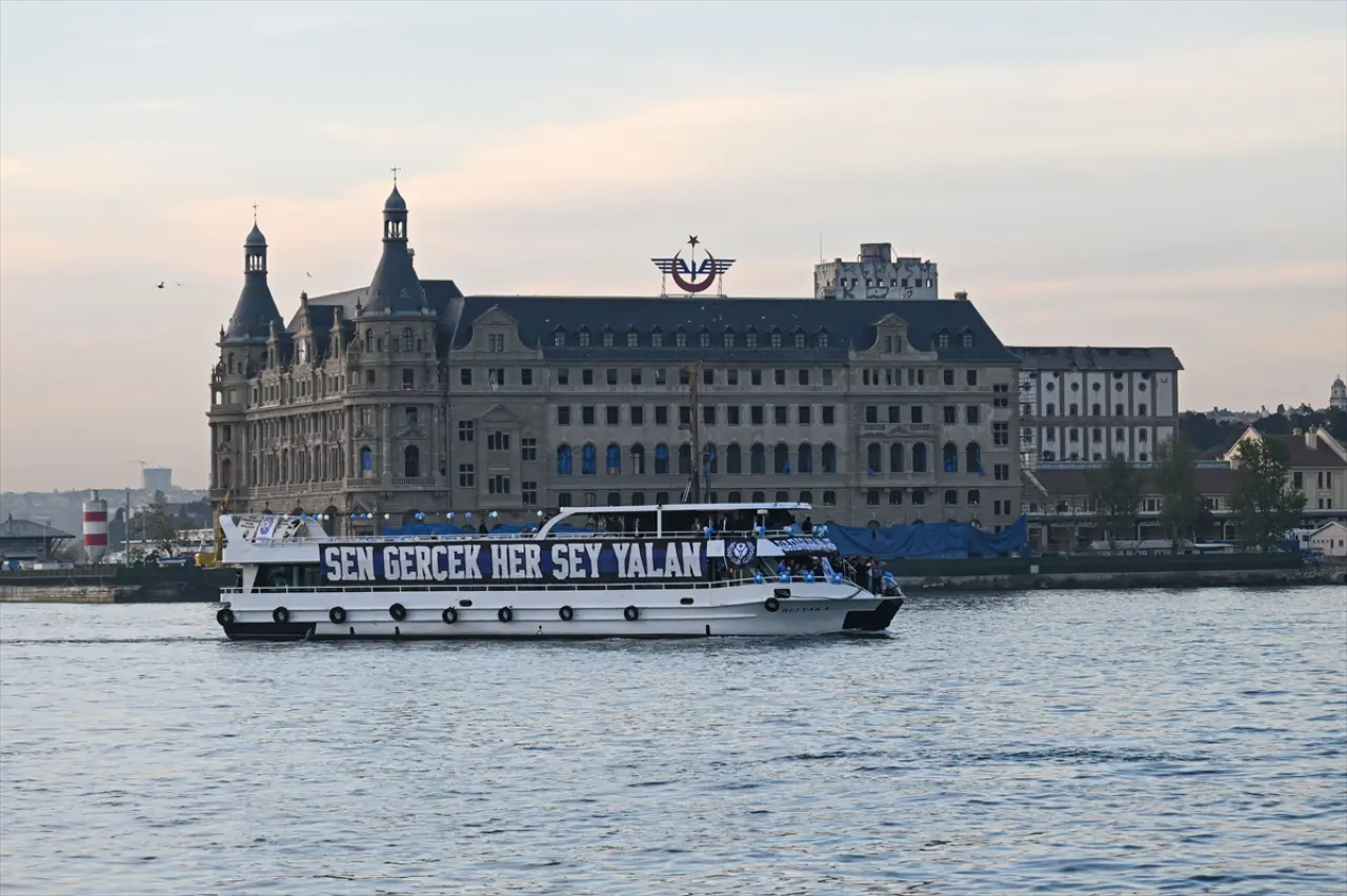 Erzurumspor FK, Süper Lig Başarısını İstanbul Boğazı'nda Kutladı